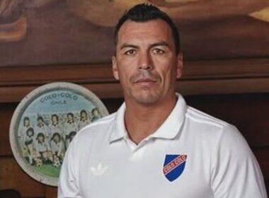 Primer plano de Esteban Paredes con la camiseta centenario de Colo-Colo.