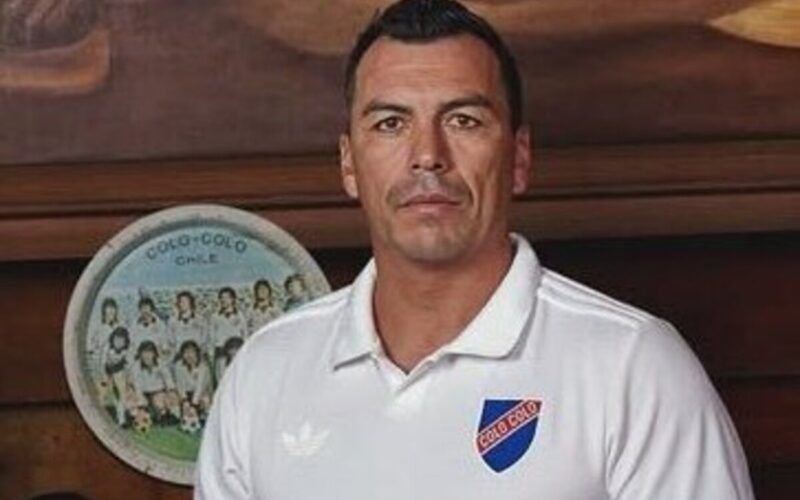 Primer plano de Esteban Paredes con la camiseta centenario de Colo-Colo.