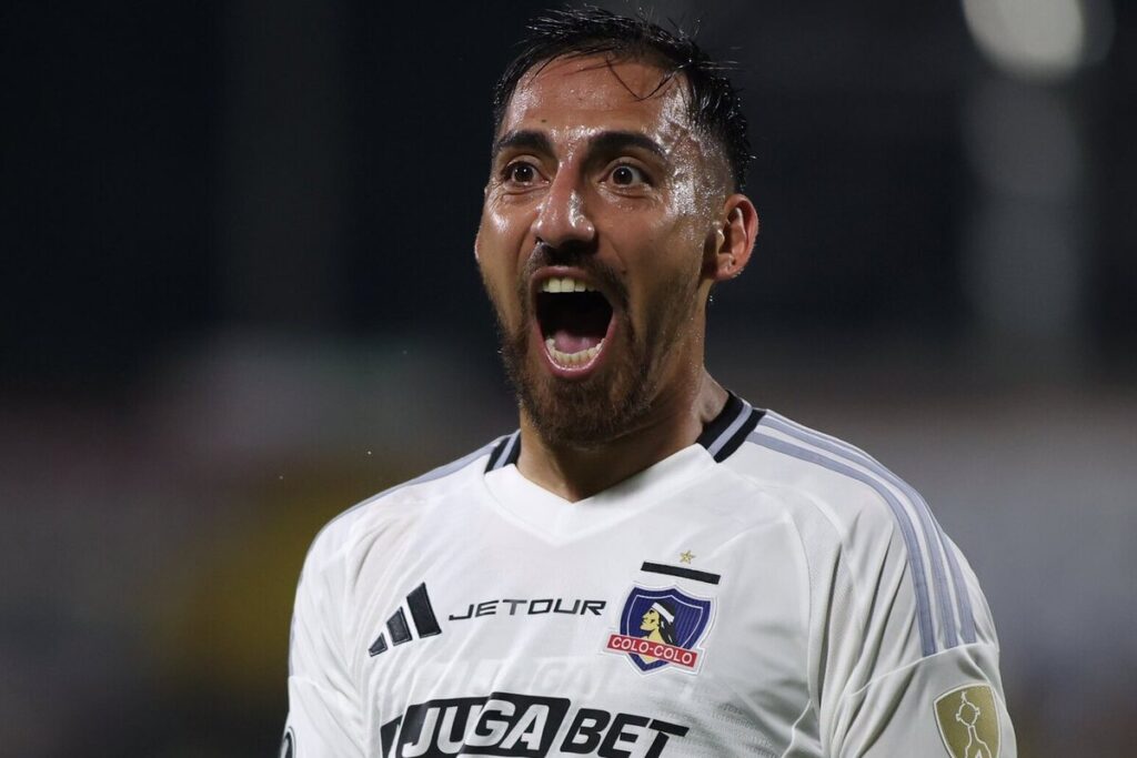 Javier Correa celebrando un gol por Colo-Colo en Copa Libertadores.