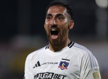 Javier Correa celebrando un gol por Colo-Colo en Copa Libertadores.