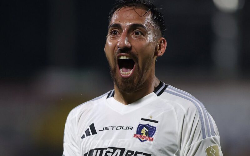 Javier Correa celebrando un gol por Colo-Colo en Copa Libertadores.