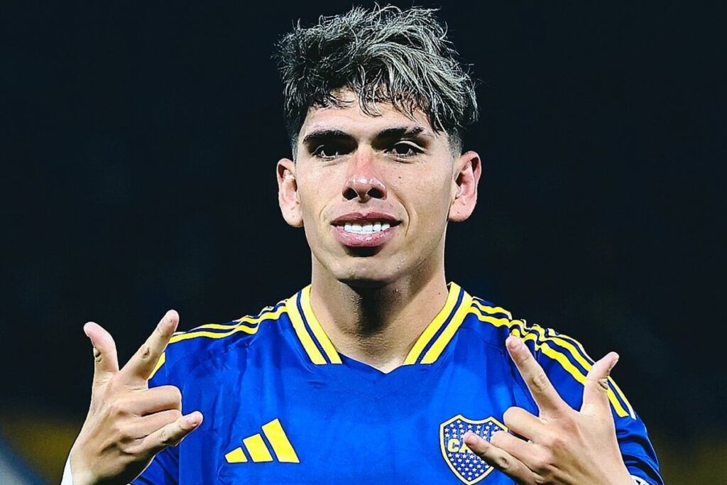 Primer plano de Carlos Palacios celebrando un gol por Boca Juniors.