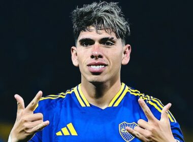 Primer plano de Carlos Palacios celebrando un gol por Boca Juniors.