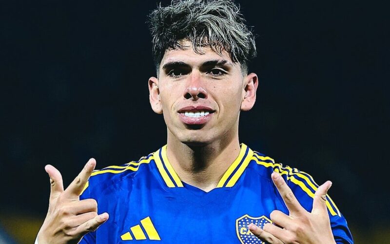Primer plano de Carlos Palacios celebrando un gol por Boca Juniors.