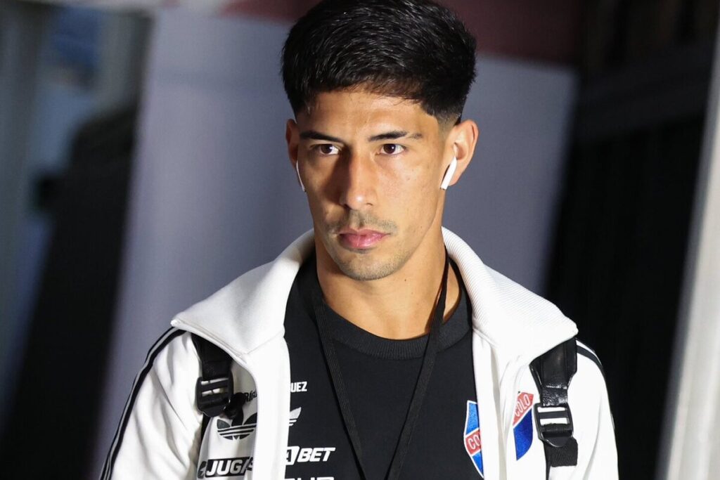 Primer plano de Salomón Rodríguez con indumentaria de Colo-Colo.
