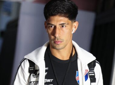 Primer plano de Salomón Rodríguez con indumentaria de Colo-Colo.