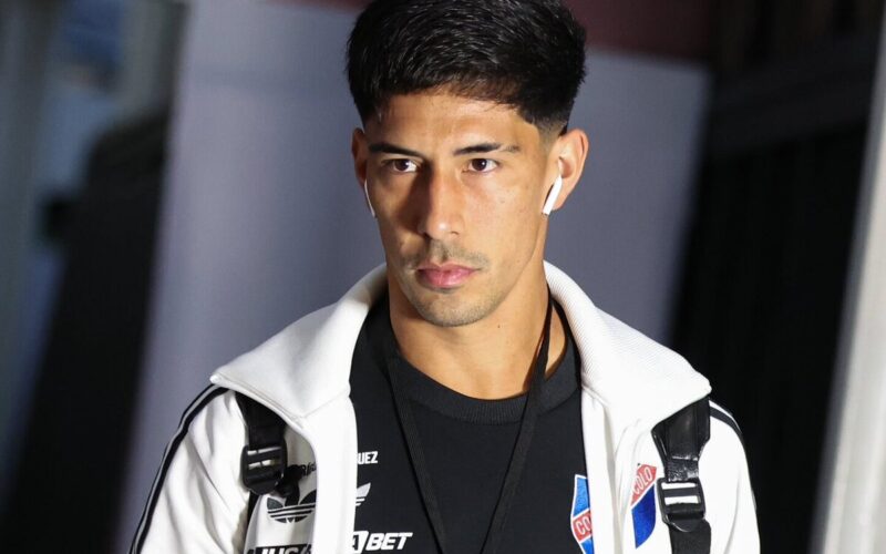 Primer plano de Salomón Rodríguez con indumentaria de Colo-Colo.
