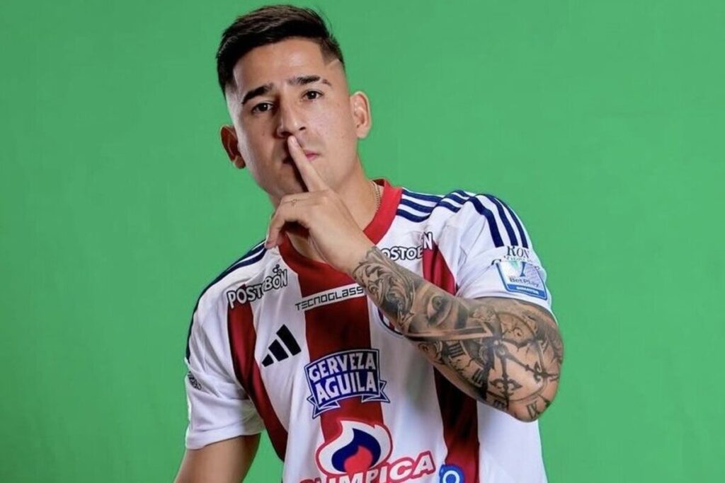 Primer plano de Guillermo Paiva con camiseta de Junior.
