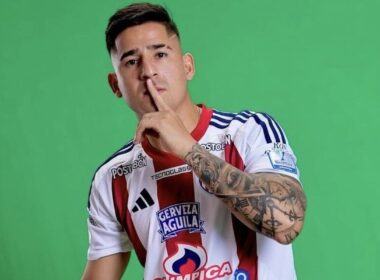 Primer plano de Guillermo Paiva con camiseta de Junior.