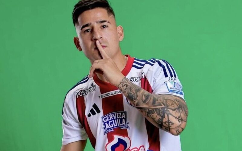 Primer plano de Guillermo Paiva con camiseta de Junior.