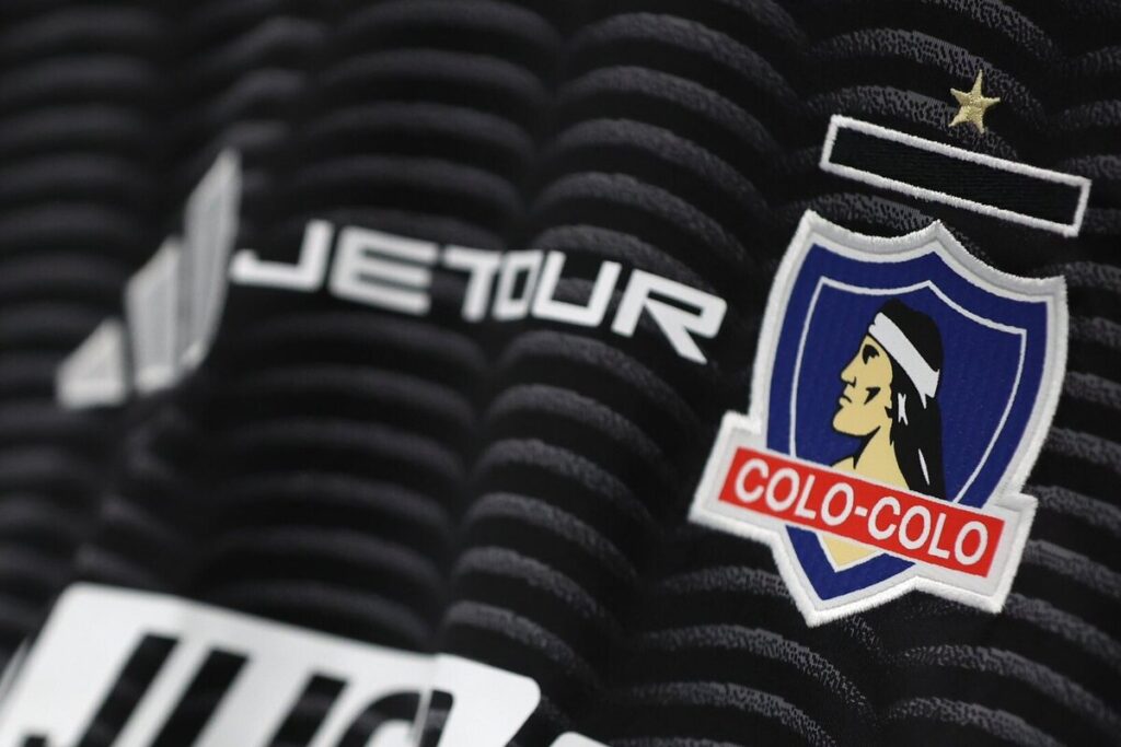 Camiseta alternativa de Colo-colo 2025.