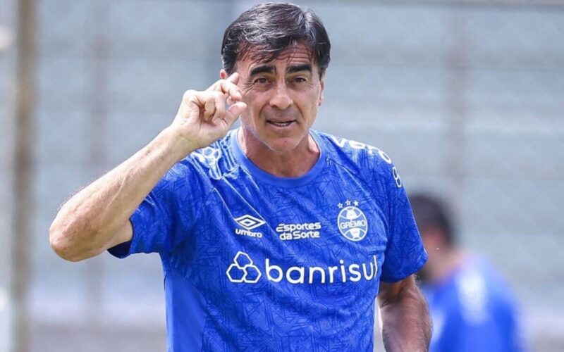 Gustavo Quinteros con camiseta de Gremio.