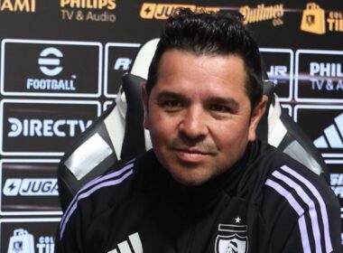 Héctor Tapia firmando contratos profesionales a juveniles.