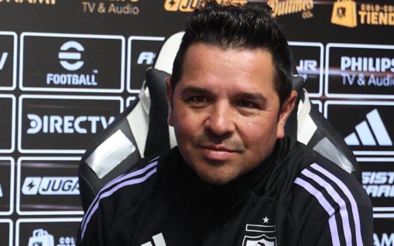 Héctor Tapia firmando contratos profesionales a juveniles.