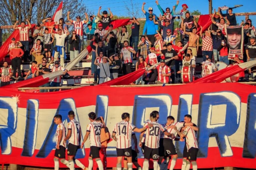 Hinchas de Deportes Linares en contra de la U