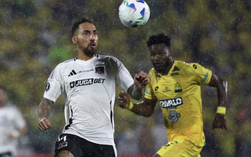 Javier Correa disputando un balón con un rival en duelo de Colo-Colo y Atlético Bucaramanga por Copa Libertadores.