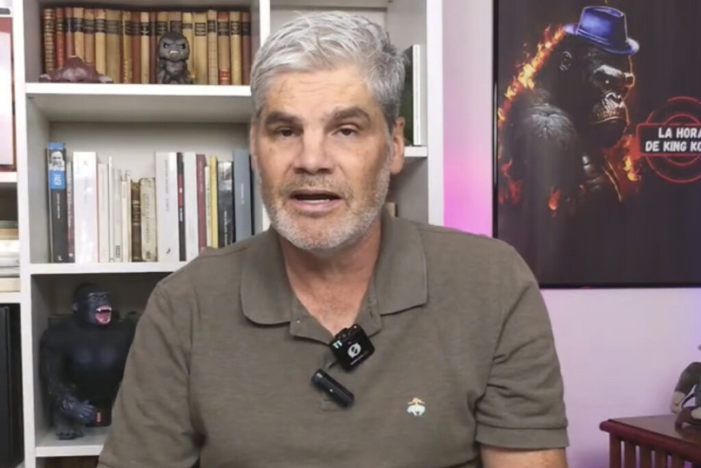 Primer plano de Juan Cristóbal Guarello en el programa La Hora de King Kong.