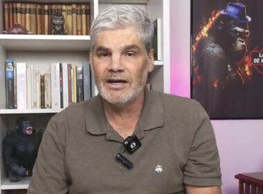 Primer plano de Juan Cristóbal Guarello en el programa La Hora de King Kong.