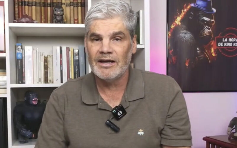Primer plano de Juan Cristóbal Guarello en el programa La Hora de King Kong.