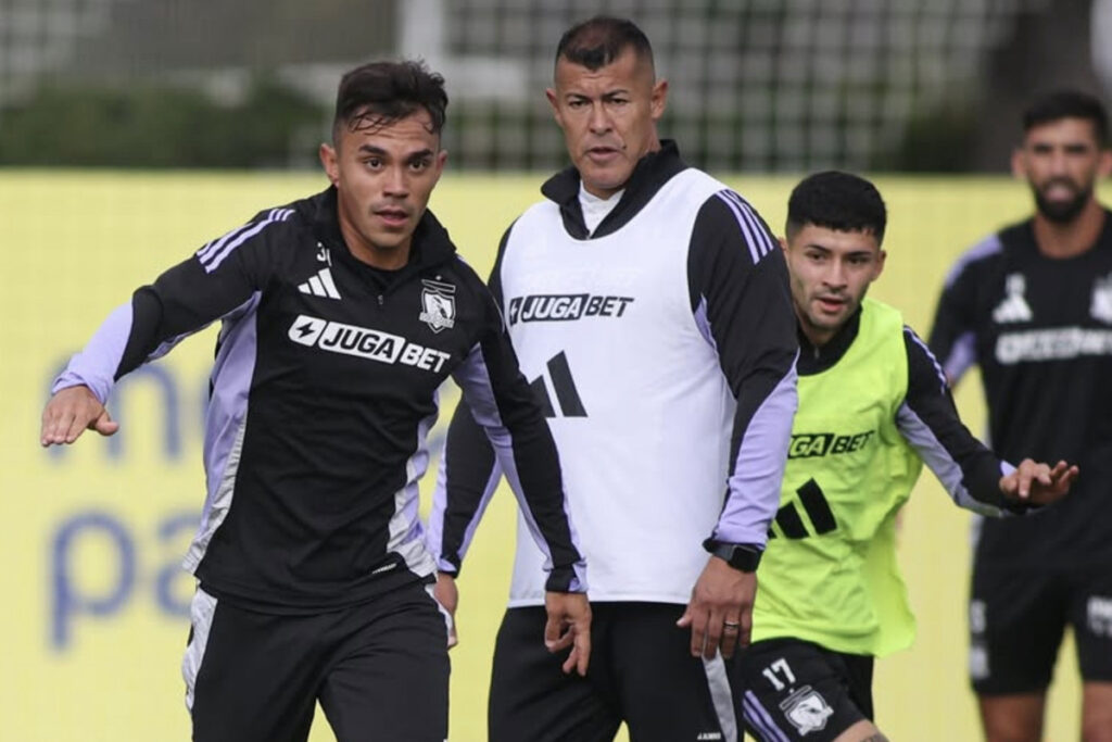 Jugadores de Colo-Colo entrenando bajo la mirada de Jorge Almirón.
