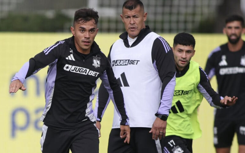 Jugadores de Colo-Colo entrenando bajo la mirada de Jorge Almirón.
