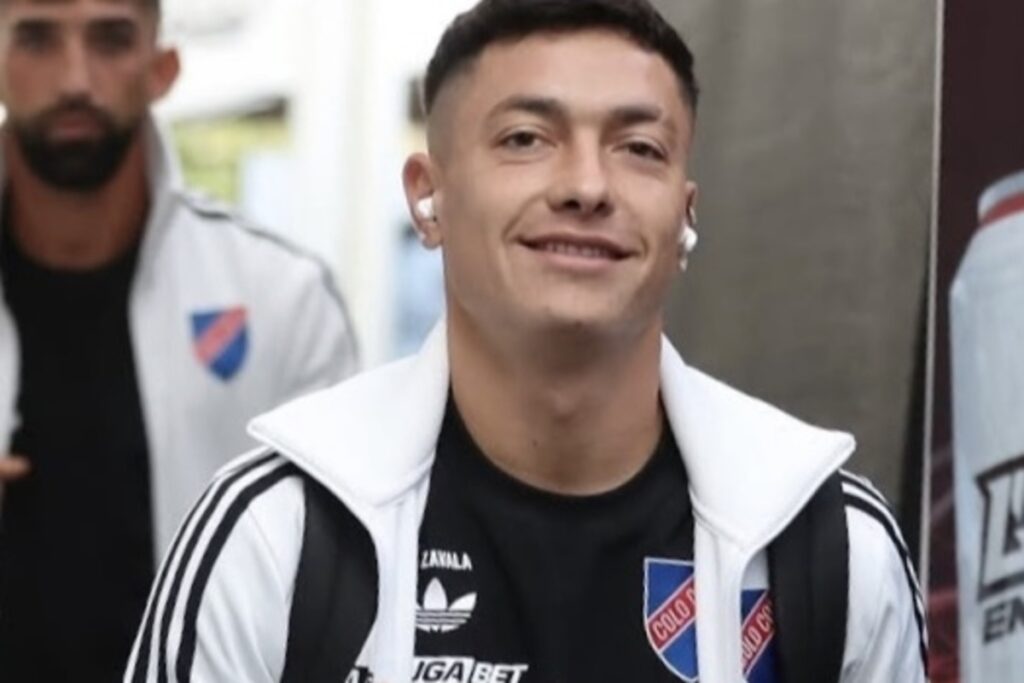 Primer plano de Cristián Zavala sonriente con indumentaria de Colo-Colo.