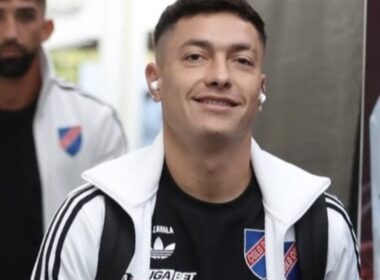 Primer plano de Cristián Zavala sonriente con indumentaria de Colo-Colo.