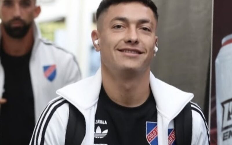 Primer plano de Cristián Zavala sonriente con indumentaria de Colo-Colo.