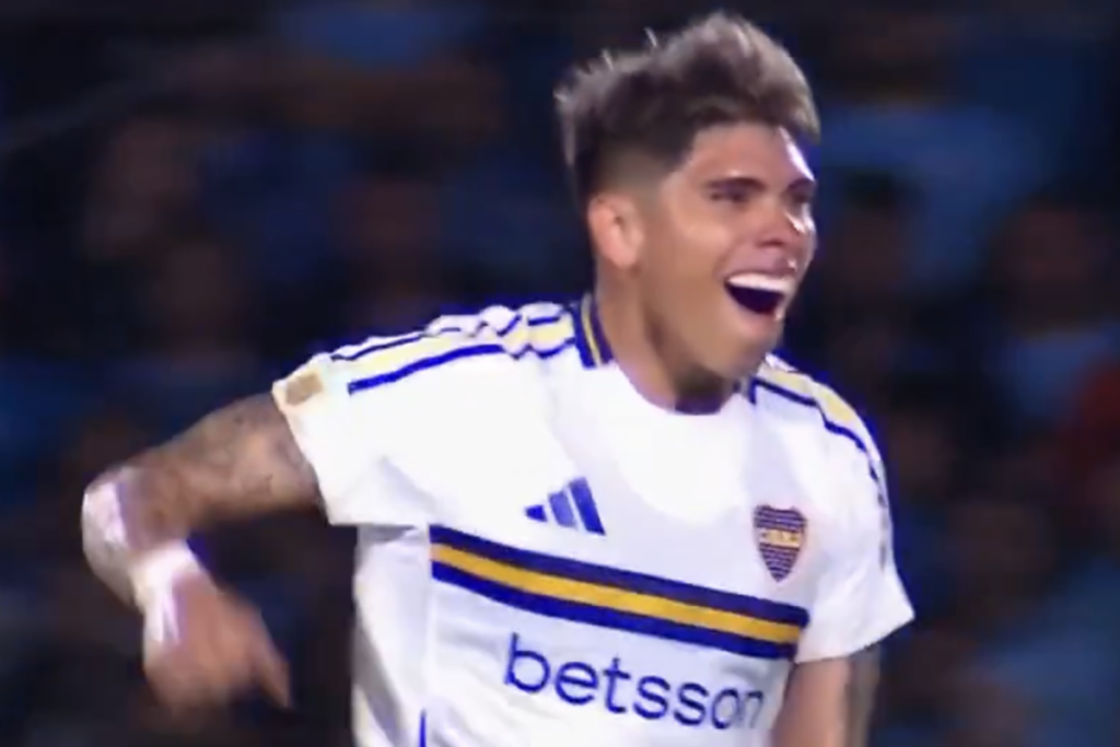 Carlos Palacios celebrando un gol por Boca Juniors.