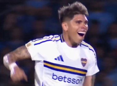 Carlos Palacios celebrando un gol por Boca Juniors.