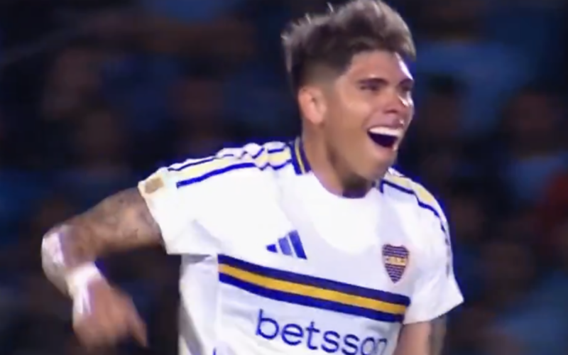 Carlos Palacios celebrando un gol por Boca Juniors.