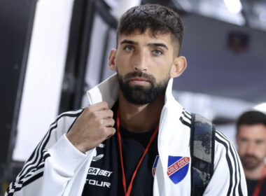 Primer plano de Emiliano Amor con indumentaria de Colo-Colo.