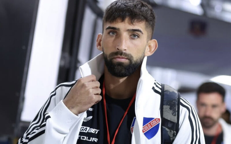 Primer plano de Emiliano Amor con indumentaria de Colo-Colo.