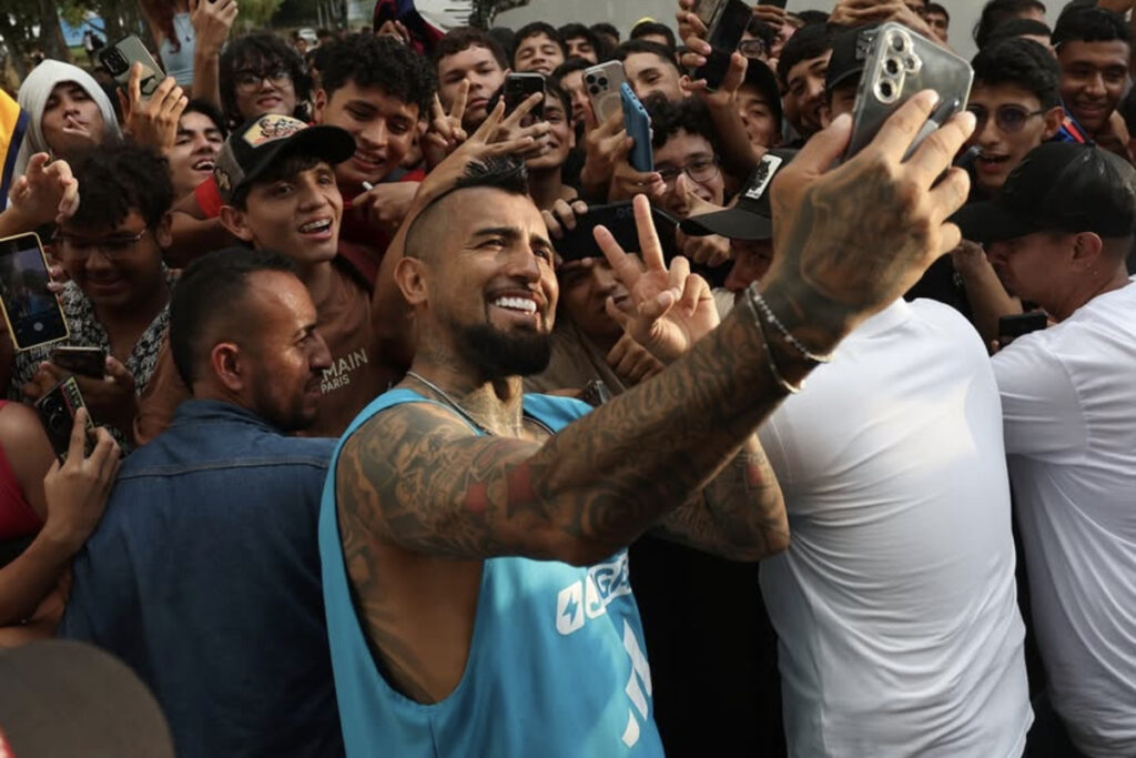 Arturo Vidal fotografiándose con hinchas en Colombia.