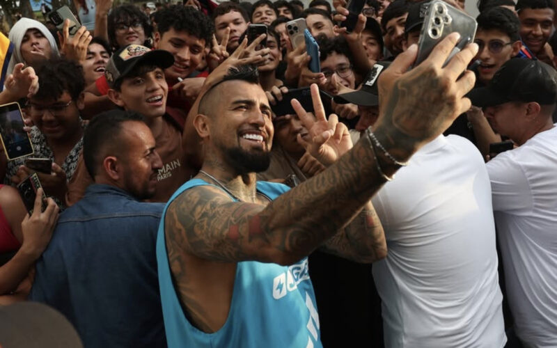 Arturo Vidal fotografiándose con hinchas en Colombia.