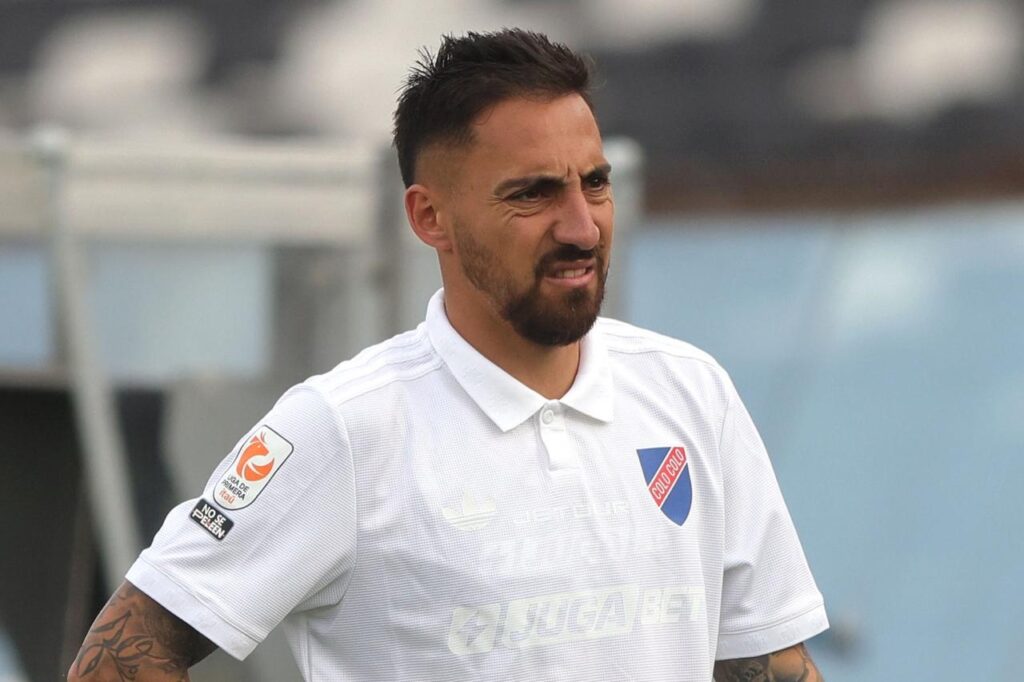 Primer plano a Javier Correa con la camiseta conmemorativa de Colo-Colo en el partido frente a Coquimbo Unido.