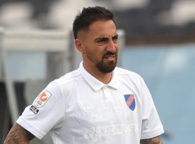 Primer plano a Javier Correa con la camiseta conmemorativa de Colo-Colo en el partido frente a Coquimbo Unido.