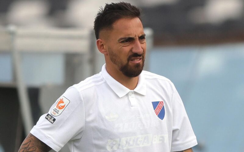 Primer plano a Javier Correa con la camiseta conmemorativa de Colo-Colo en el partido frente a Coquimbo Unido.