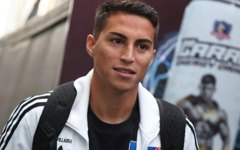 Jonathan Villagra con la camiseta de Colo-Colo.
