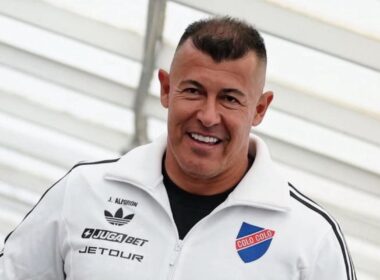 Jorge Almirón con la chaqueta de Colo-Colo Centenario.