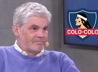Juan Cristóbal Guarello con el escudo de Colo-Colo.