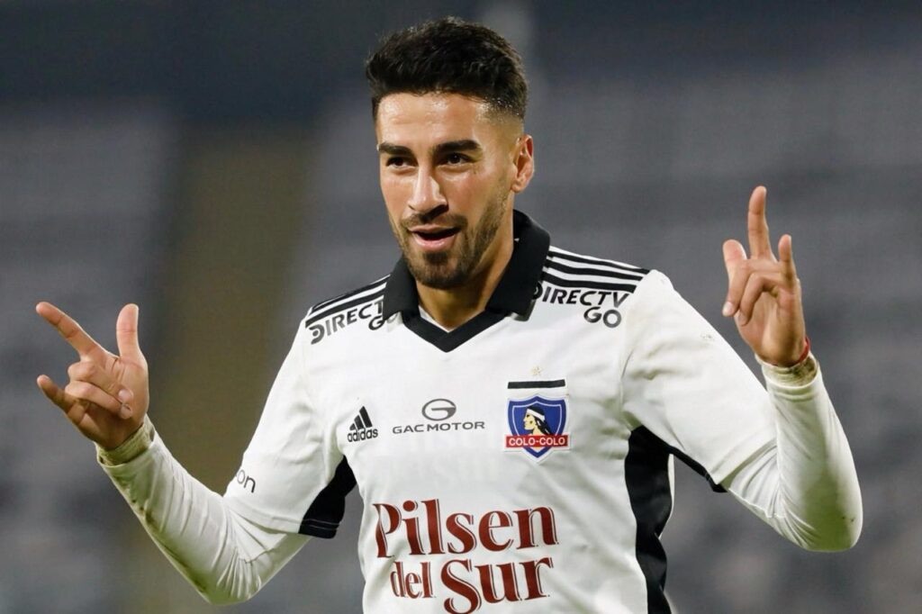 Juan Martín Lucero con la camiseta de Colo-Colo
