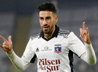 Juan Martín Lucero con la camiseta de Colo-Colo