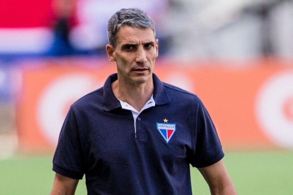 Juan Pablo Vojvoda con camiseta de Fortaleza.
