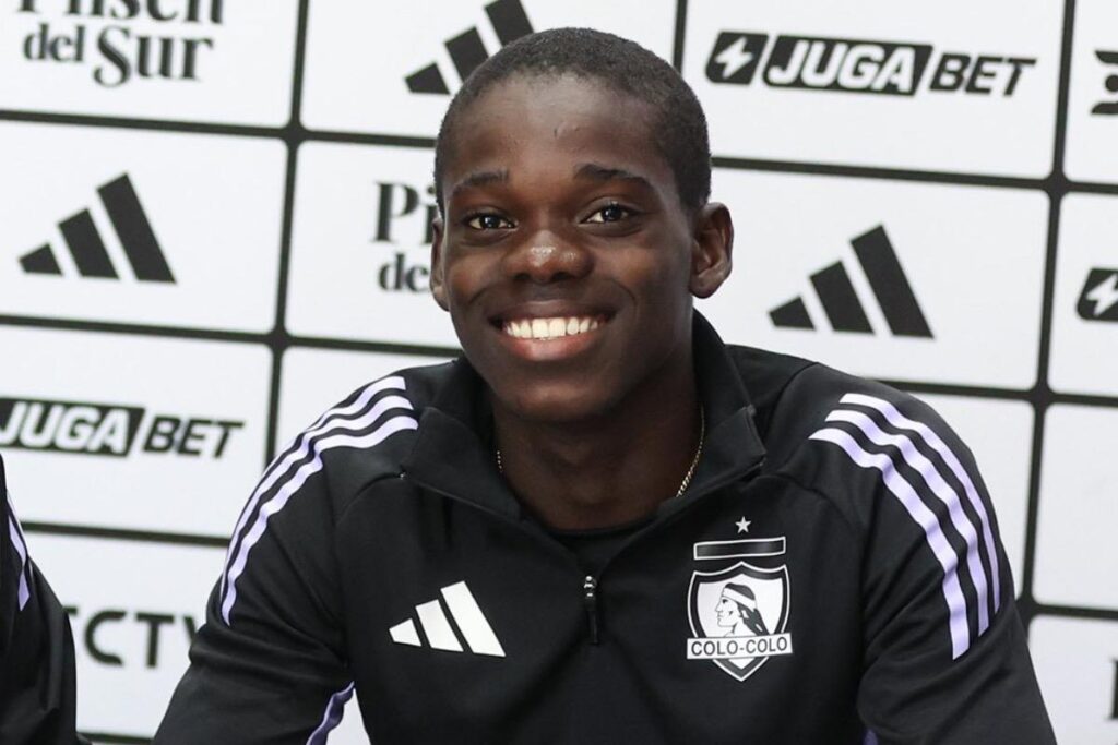 Manley Clerveaux firmando su primer contrato profesional con Colo-Colo.