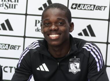Manley Clerveaux firmando su primer contrato profesional con Colo-Colo.
