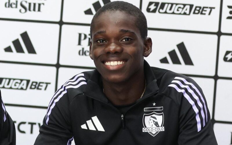 Manley Clerveaux firmando su primer contrato profesional con Colo-Colo.