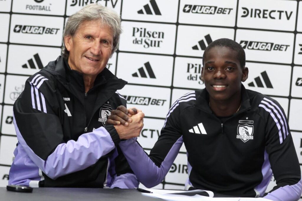 Manley Clerveaux con Daniel Morón en la firma de su primer contrato profesional.