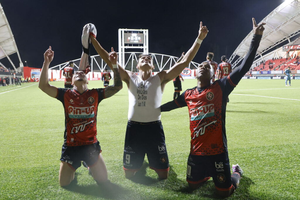 Futbol, Deportes Limache vs Deportes Iquique.
Fecha 7, Liga de Primera 2025.
El jugador de Deportes Limache Nelson Da Silva, centro, celebra su gol contra Deportes Iquique durante un partido de primera division disputado en el estadio Nicolas Chahuan de La Calera, Chile.
14/04/2025
Sebastian Cisternas/Photosport

Football, Deportes Limache vs Deportes Iquique.
7th turn, 2025 First division League.
Deportes Limache player Nelson Da Silva, center, celebrate scoring against Deportes Iquique during a first division match  at the Nicolas Chahuan stadium in La Calera, Chile.
14/04/2025
Sebastian Cisternas/Photosport