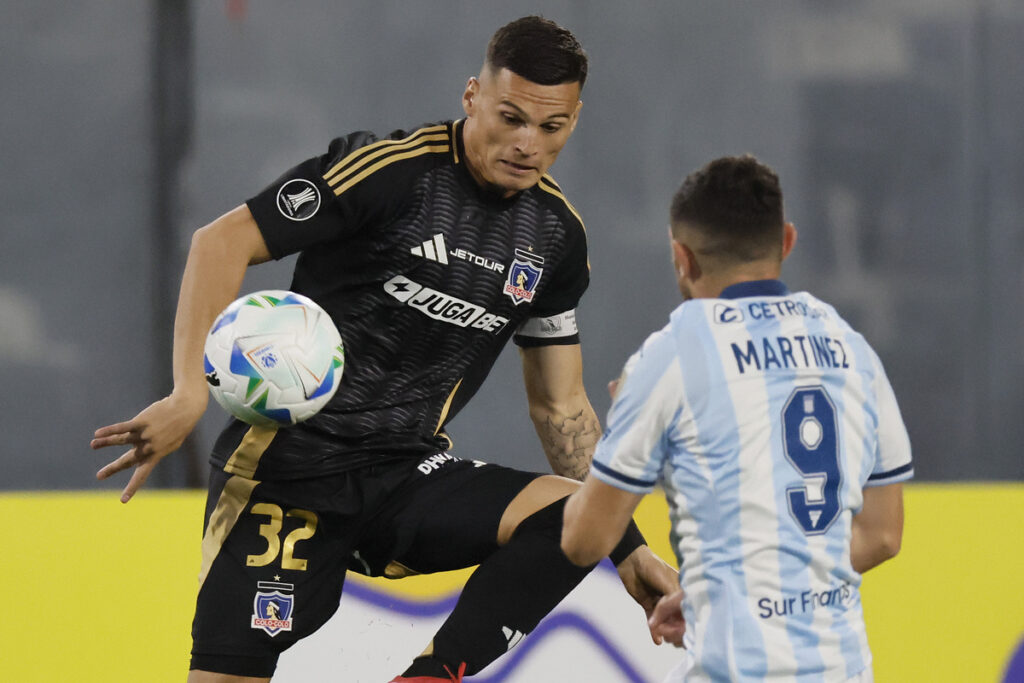 Lucas Cepeda disputando un balón con Adrián Martínez.
